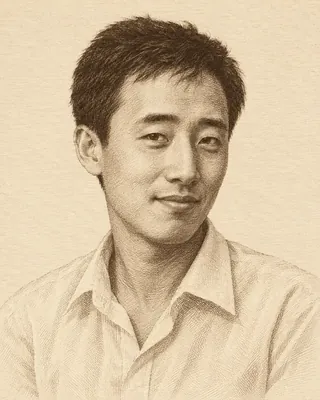 짧은 검은 머리에 깃을 연 셔츠를 입고 옅게 웃는 백남준을 참고 사진을 바탕으로 그린 세피아 판화풍 초상.